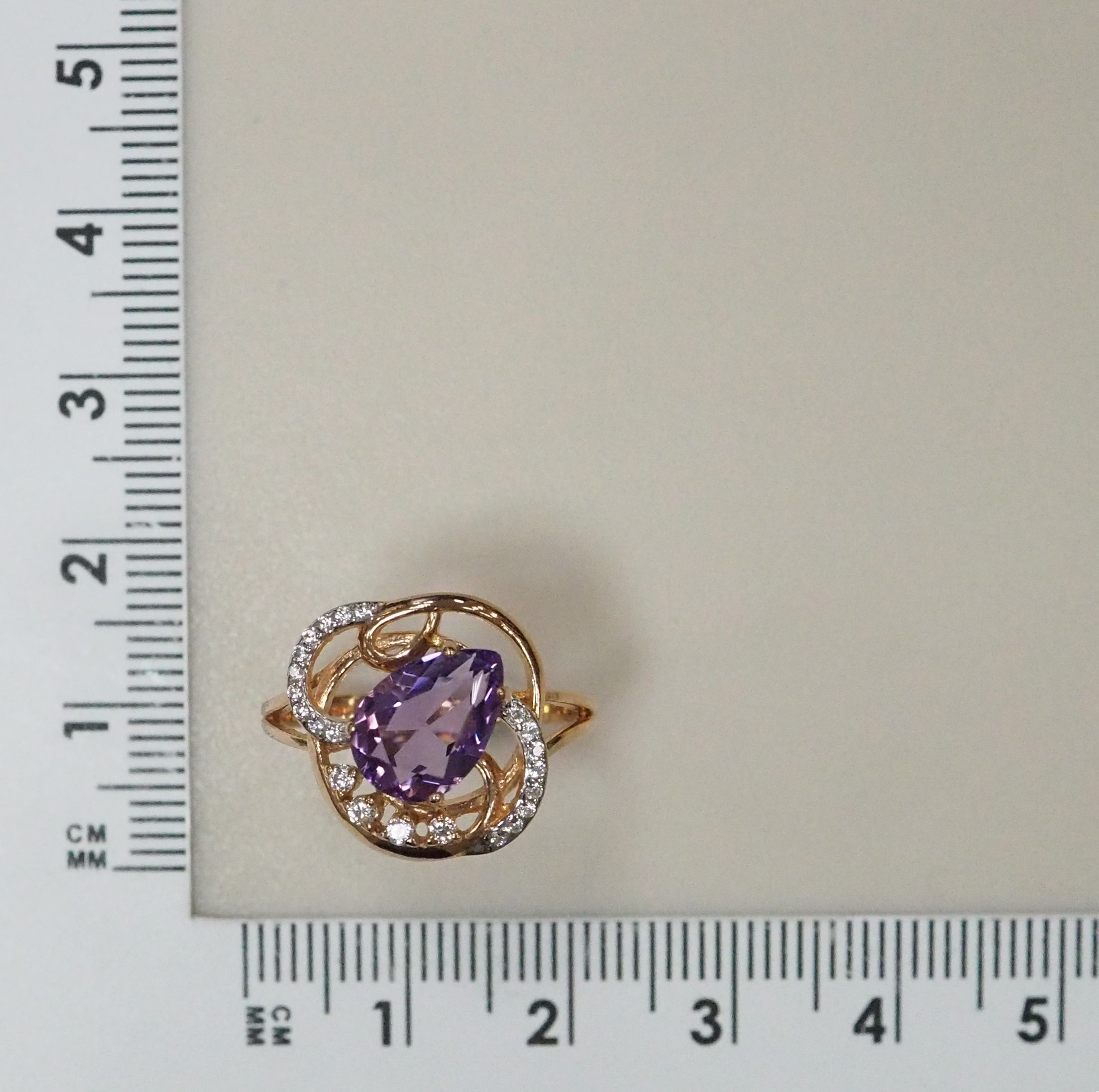 Серебряное кольцо 925 пробы; вставки 1 Аметист; 22 Фианит бесцв.;
